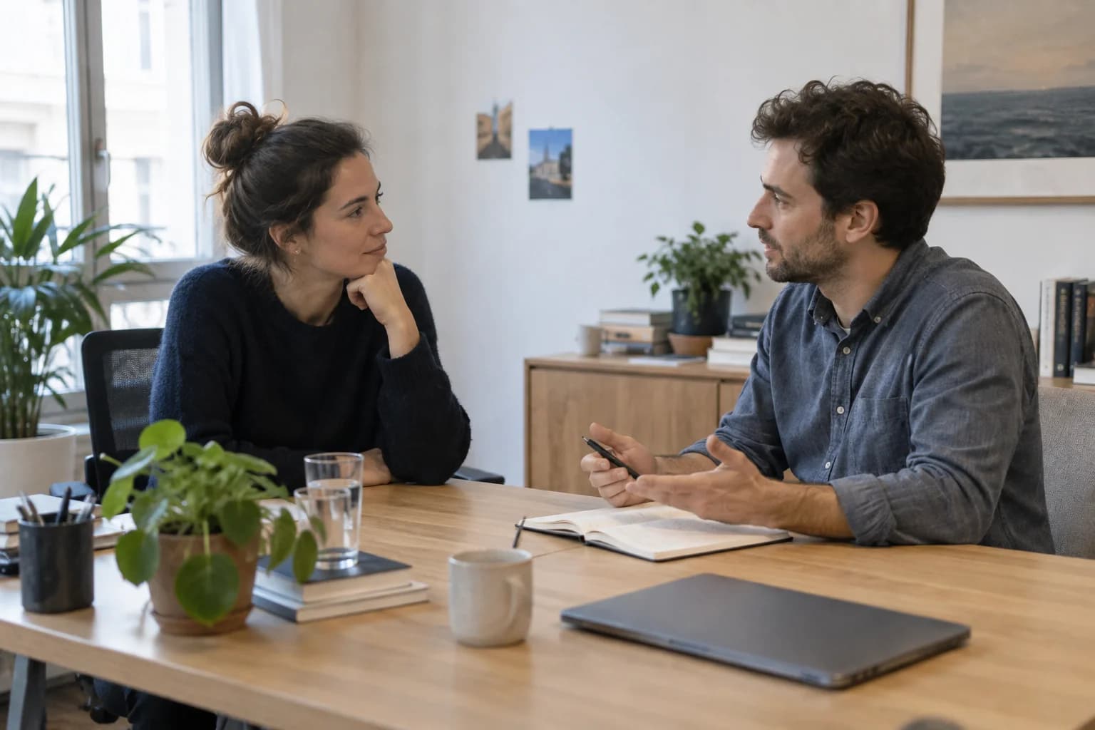 Deux collègues prennent le temps d’échanger dans un bureau lumineux.