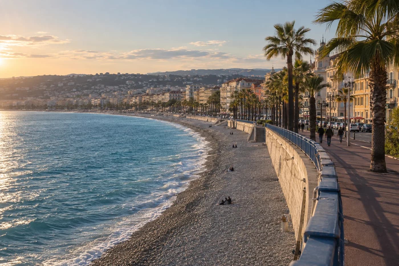 La promenade des Anglais et la baie des Anges, Nice.