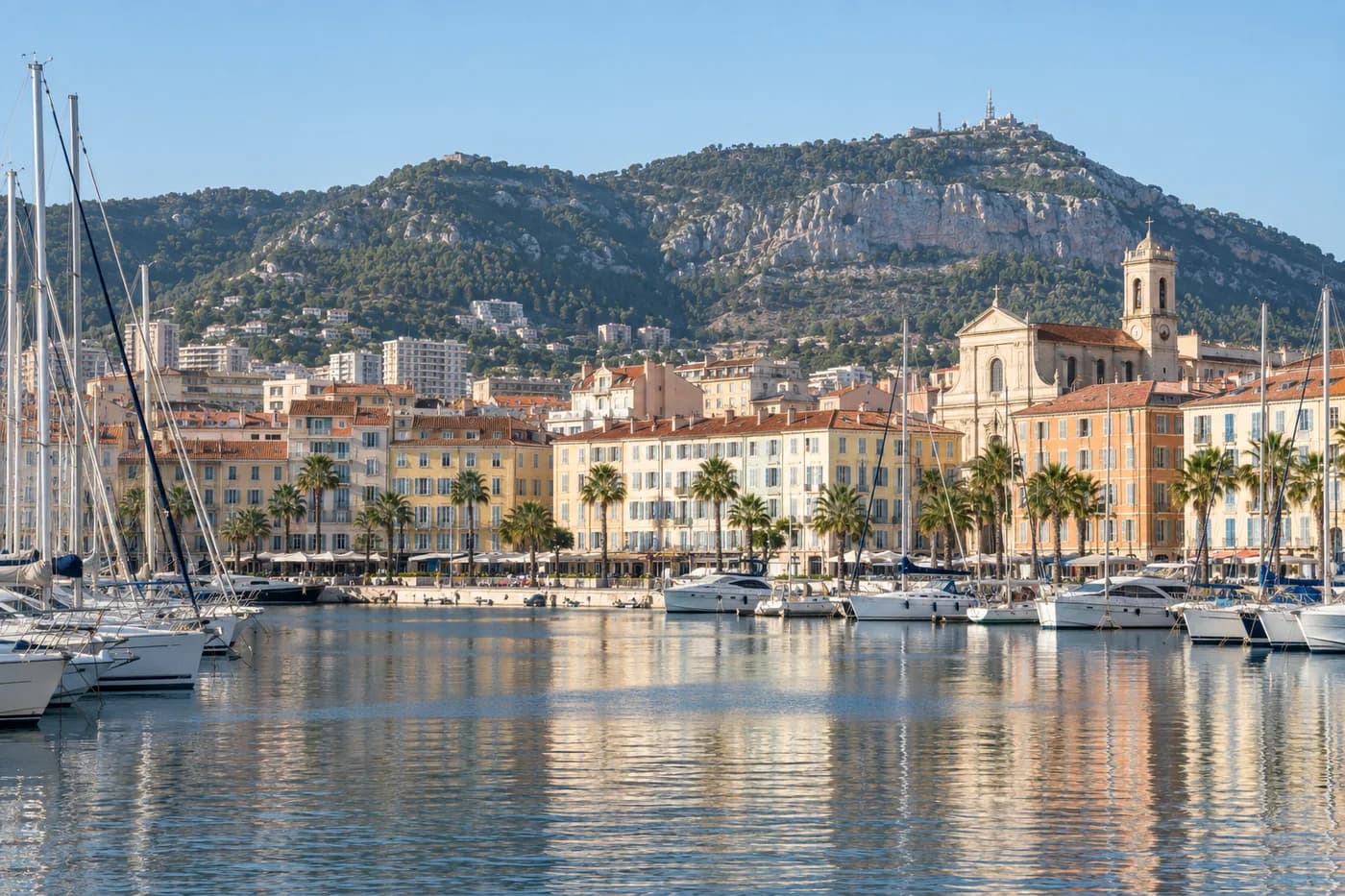 Le port et le mont Faron, Toulon.